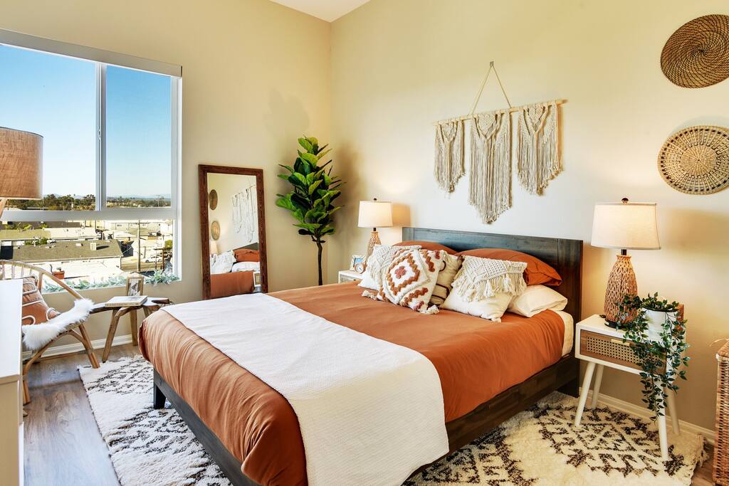 [Queen Suite] - memory foam mattress, memory foam and down pillows, city and mountain views, standing mirror, accent chair