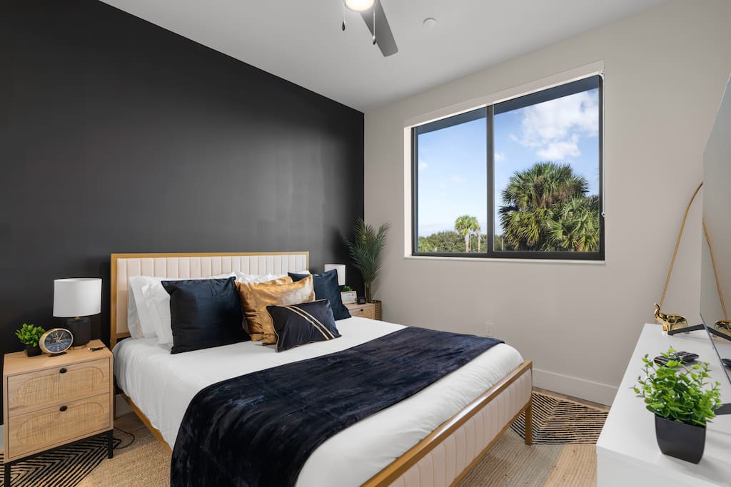 [Queen Suite] - memory foam mattress, memory foam and down pillows