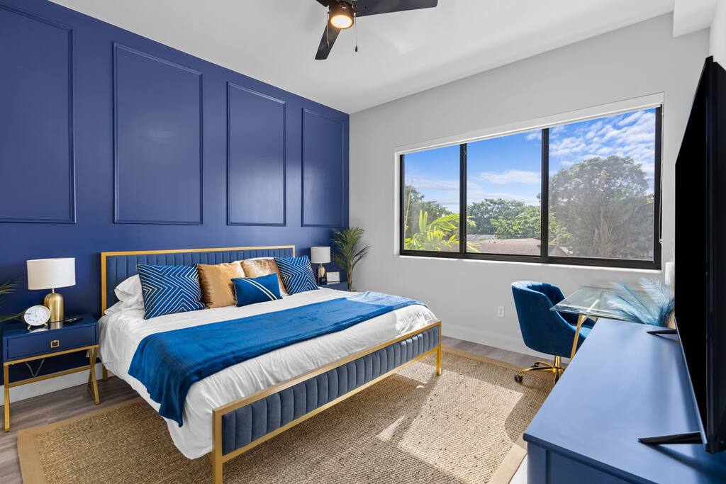 [King Suite] - memory foam mattress, memory foam and down pillows, custom accent wall, workstation