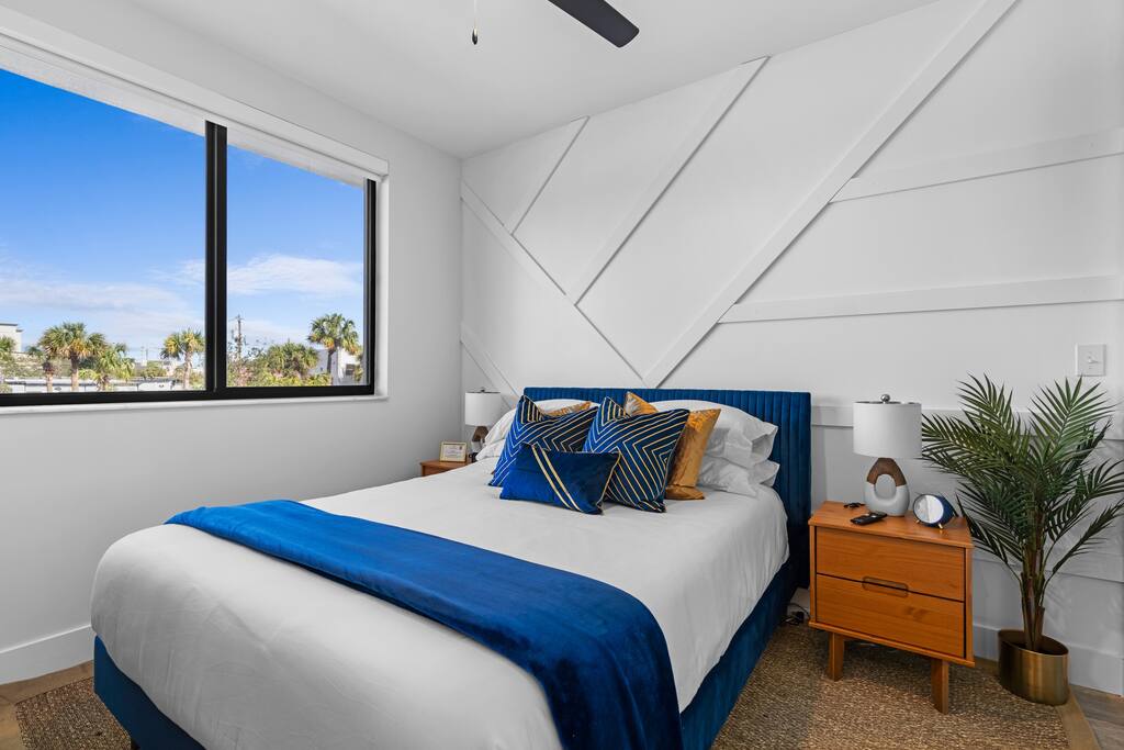 [Queen Suite] - memory foam mattress, memory foam and down pillows